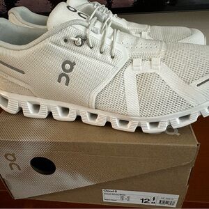 On Cloud Cloud 5 Brand New in Box with extra laces